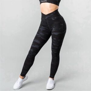 Alphalete Black Cross Waist Black Camo Leggings